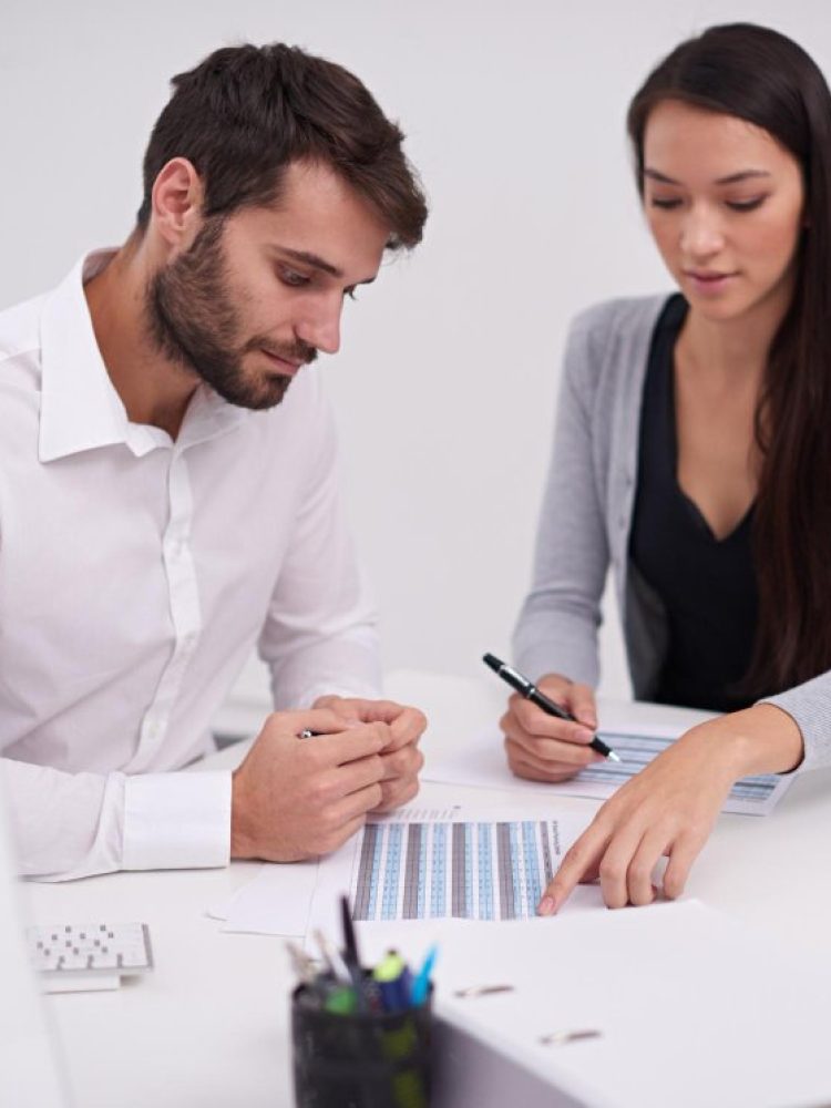 Equipo de asesores financieros de The Financial Wallet diseñando estrategias de crecimiento corporativo para empresas.